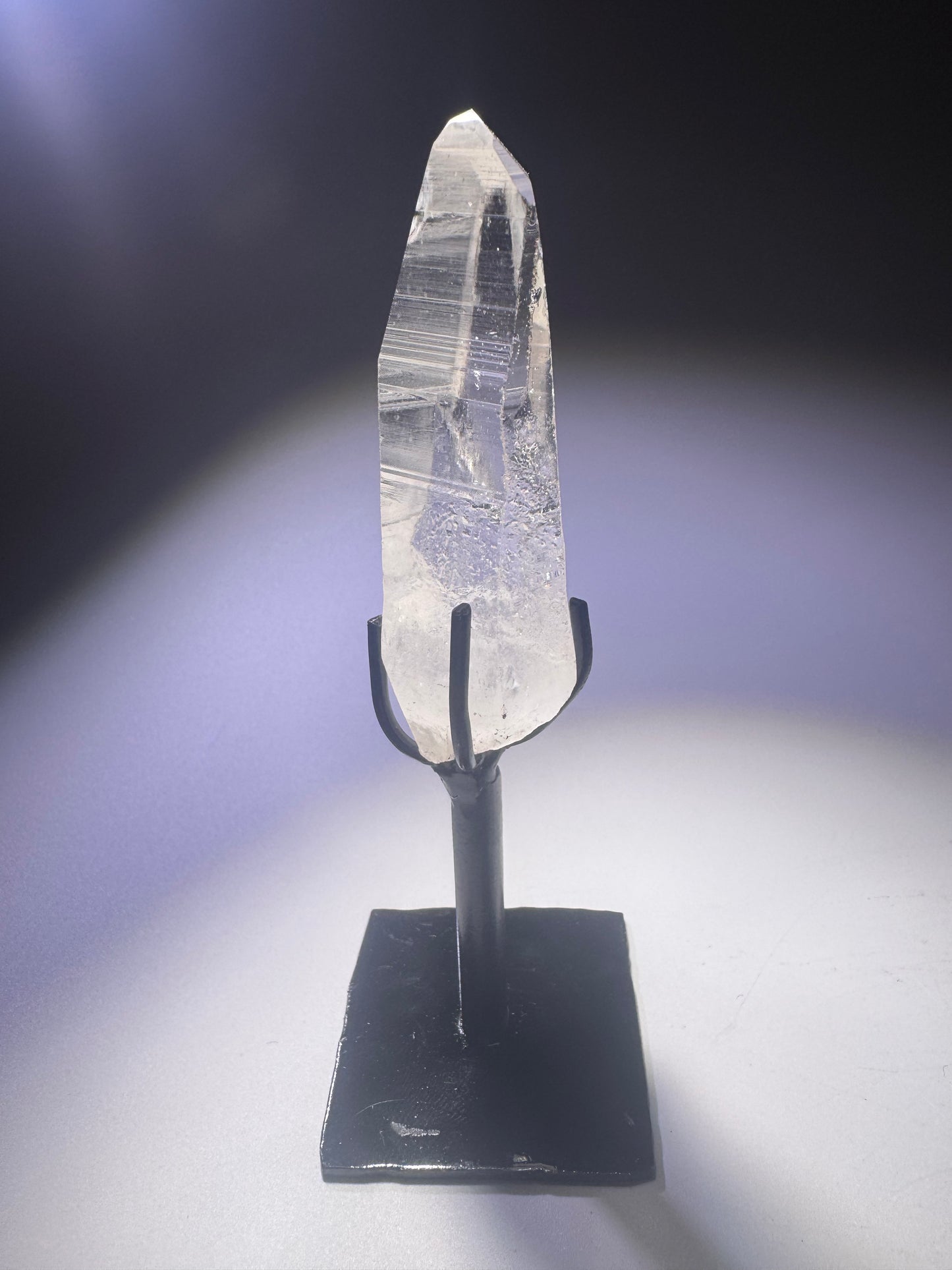 Transparente Lemurian Kristallspitze mit Regebbogen aus Brasilien – 13,5 cm mit Ständer, Kristall 9 cm 💫