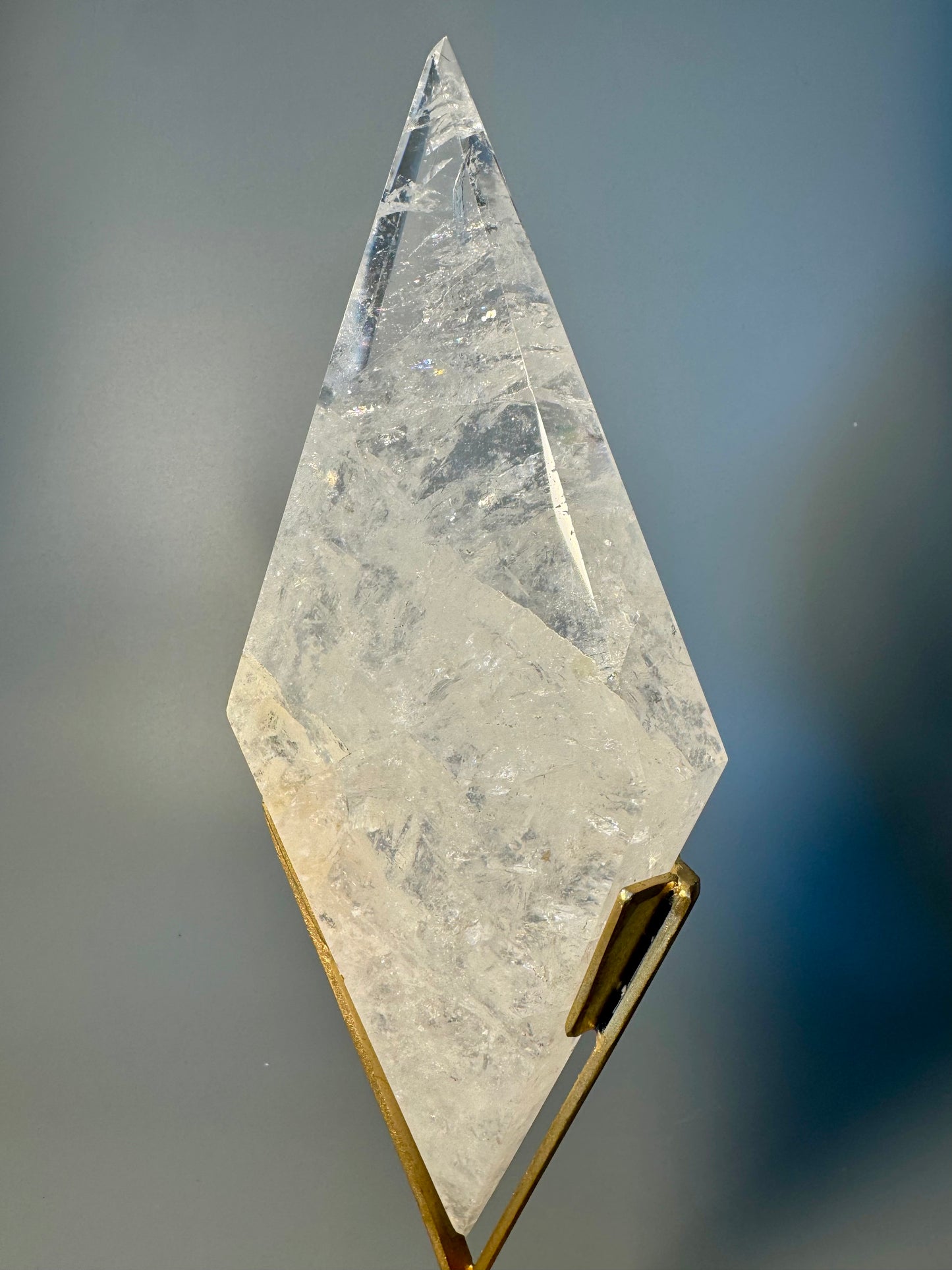 Rhombus Kristallskulptur 30 cm 0,75 kg mit goldenem Ständer | Brasilien