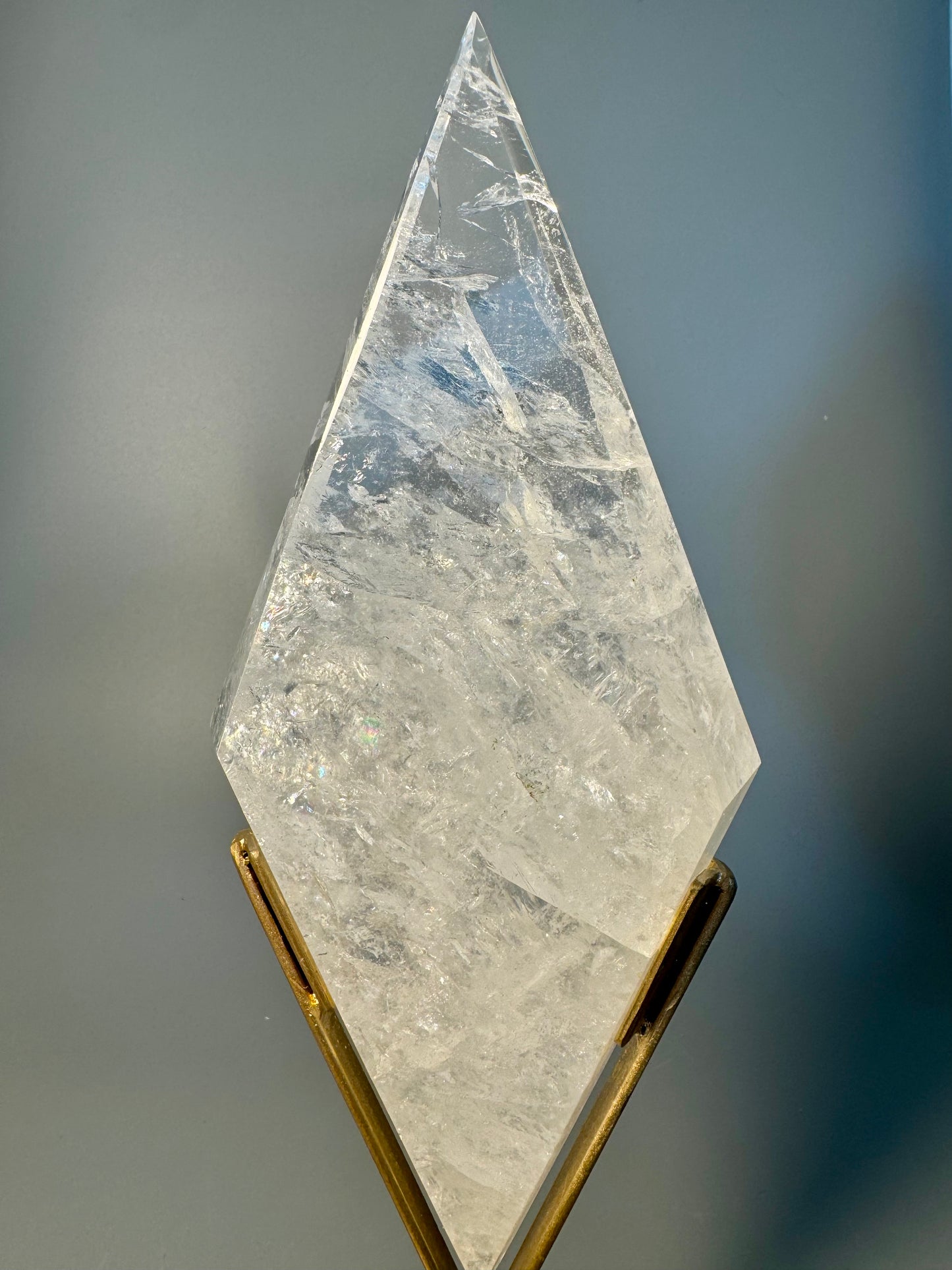Rhombus Kristallskulptur 30 cm 0,75 kg mit goldenem Ständer | Brasilien