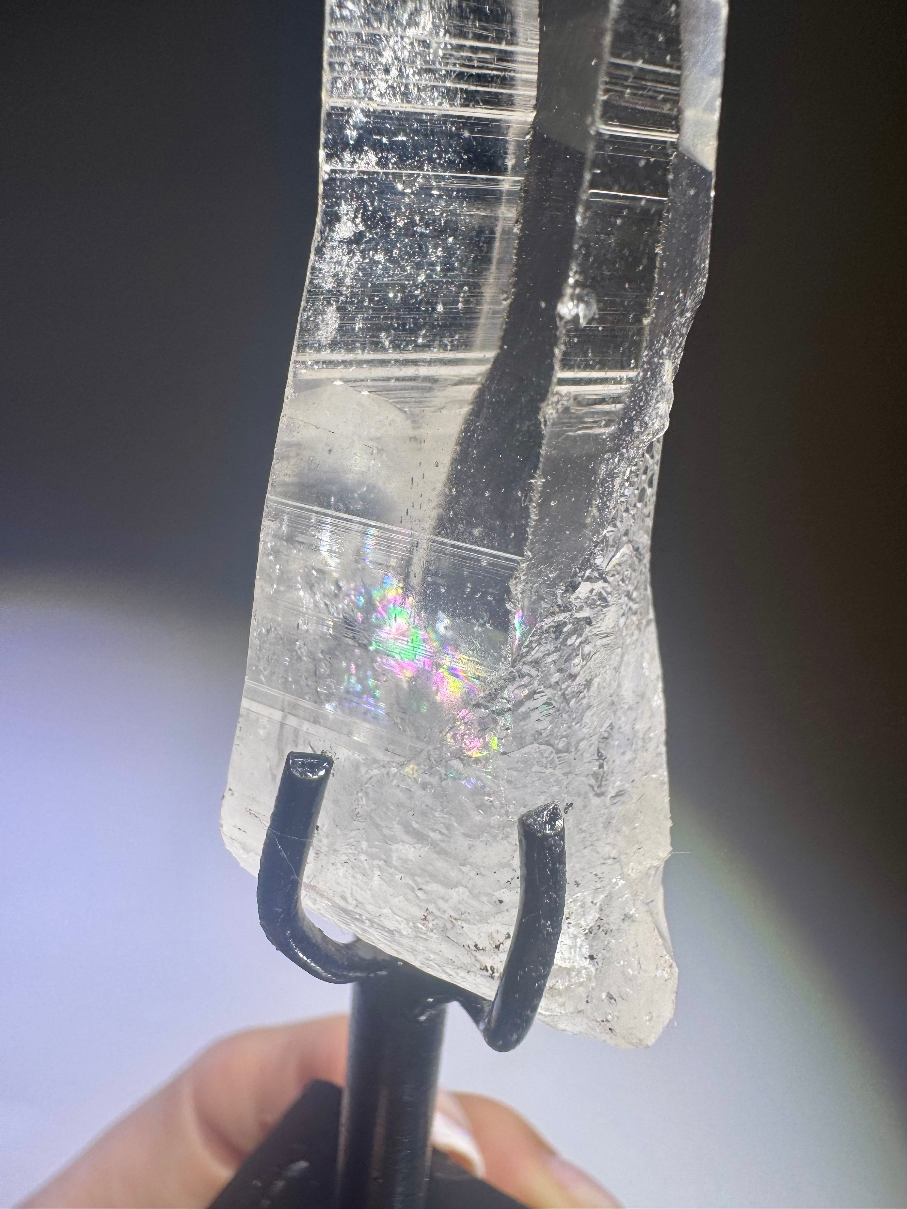 Transparente Lemurian Kristallspitze mit Regebbogen aus Brasilien – 13,5 cm mit Ständer, Kristall 9 cm 💫
