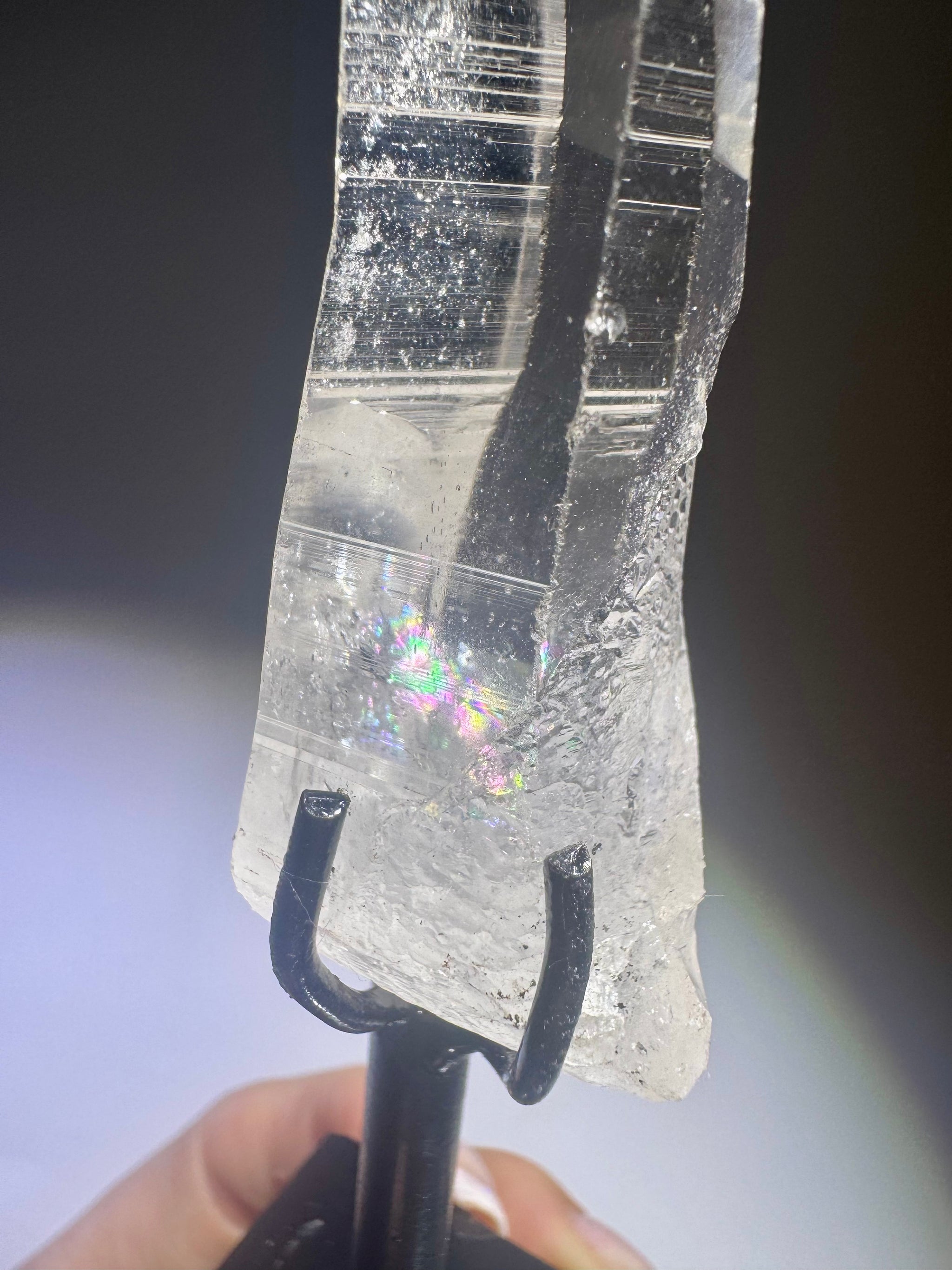 Transparente Lemurian Kristallspitze mit Regebbogen aus Brasilien – 13,5 cm mit Ständer, Kristall 9 cm 💫