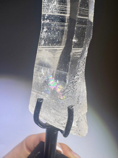 Transparente Lemurian Kristallspitze mit Regebbogen aus Brasilien – 13,5 cm mit Ständer, Kristall 9 cm 💫