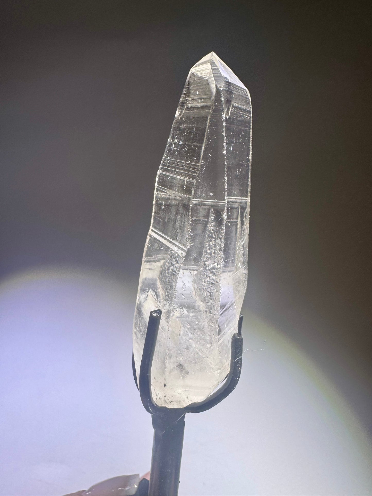 Transparente Lemurian Kristallspitze mit Regebbogen aus Brasilien – 13,5 cm mit Ständer, Kristall 9 cm 💫