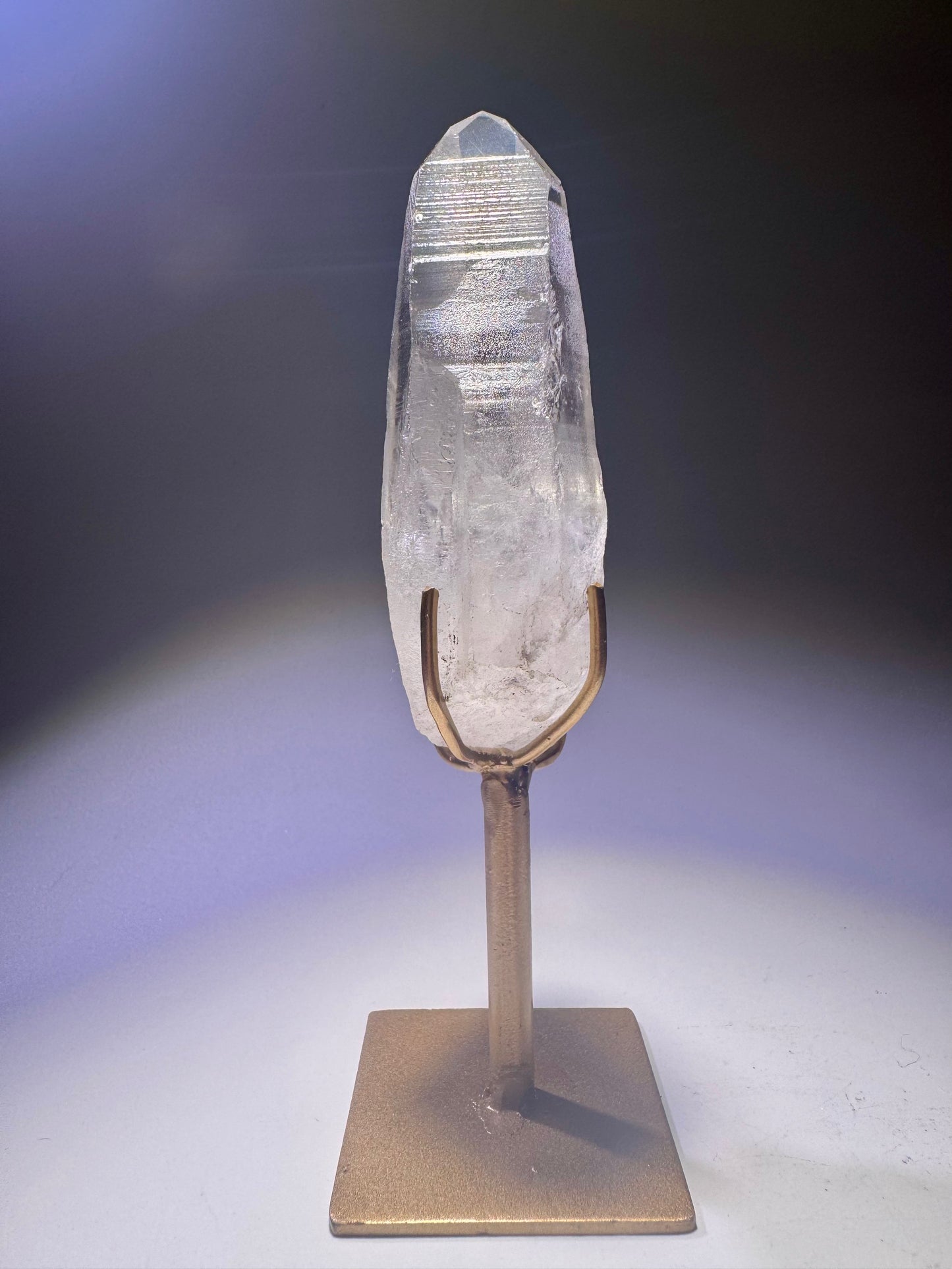 Lemurian Quarzspitze transparent – 9,3 cm Kristall, 14 cm mit goldenem Ständer, aus Brasilien