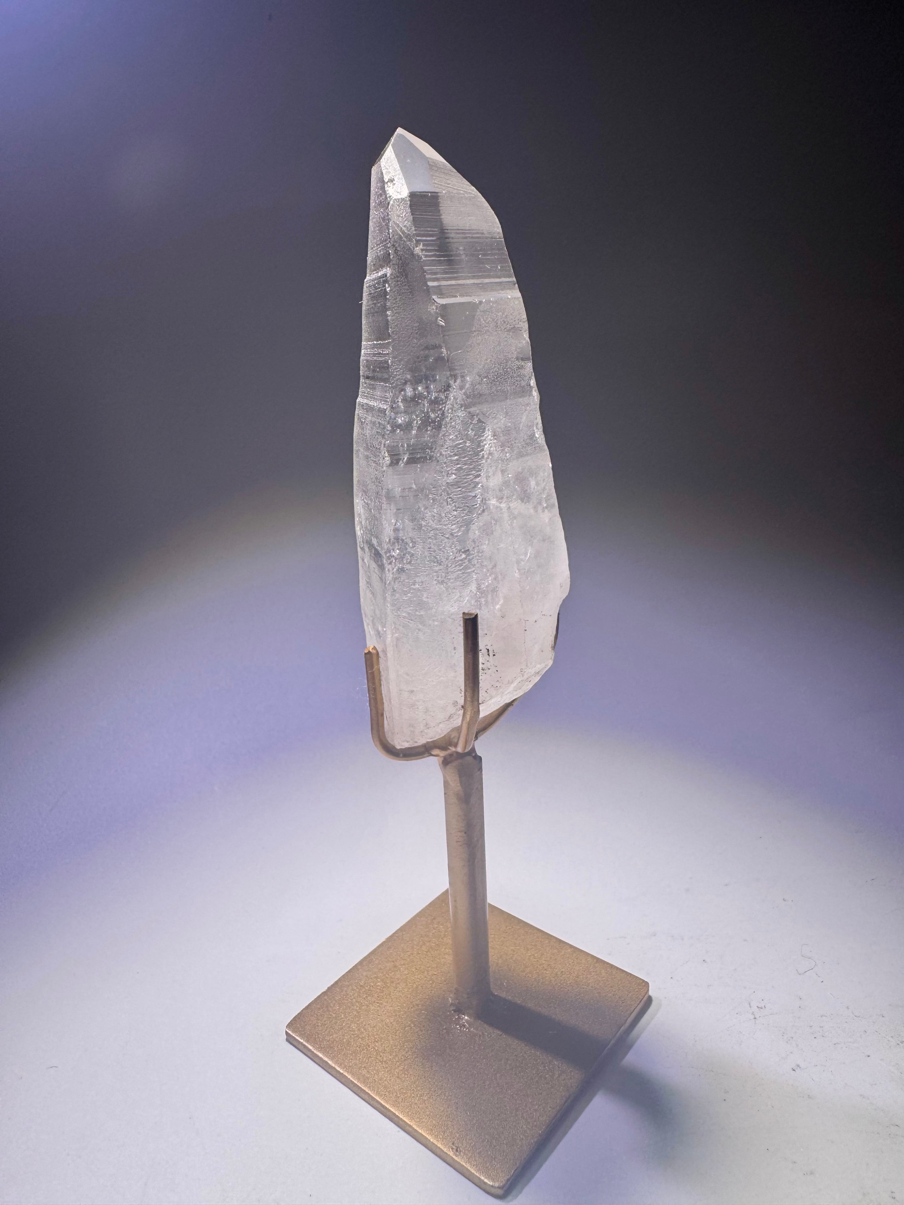 Lemurian Quarzspitze transparent – 9,3 cm Kristall, 14 cm mit goldenem Ständer, aus Brasilien