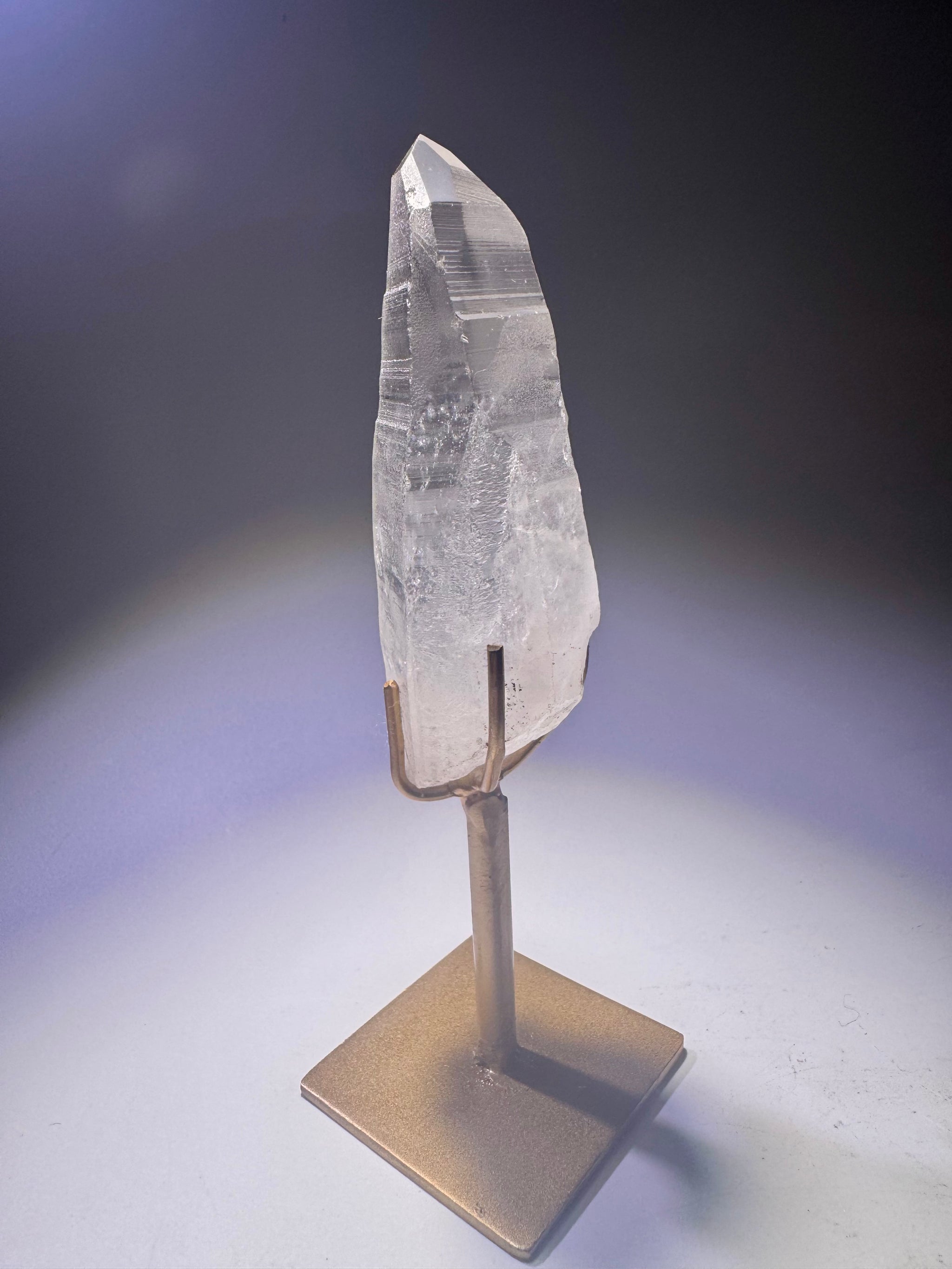 Lemurian Quarzspitze transparent – 9,3 cm Kristall, 14 cm mit goldenem Ständer, aus Brasilien