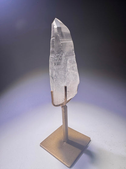 Lemurian Quarzspitze transparent – 9,3 cm Kristall, 14 cm mit goldenem Ständer, aus Brasilien