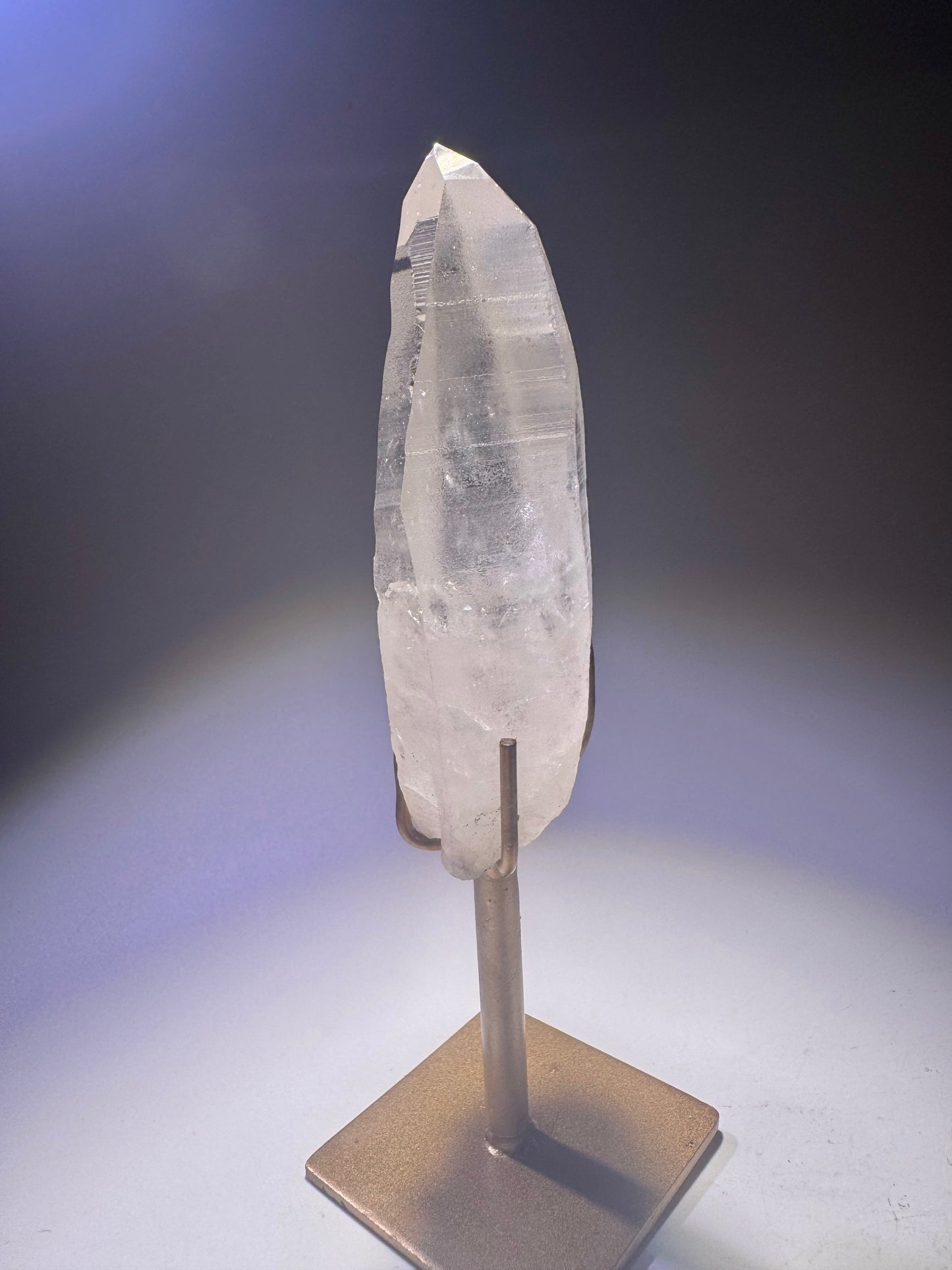 Lemurian Quarzspitze transparent – 9,3 cm Kristall, 14 cm mit goldenem Ständer, aus Brasilien
