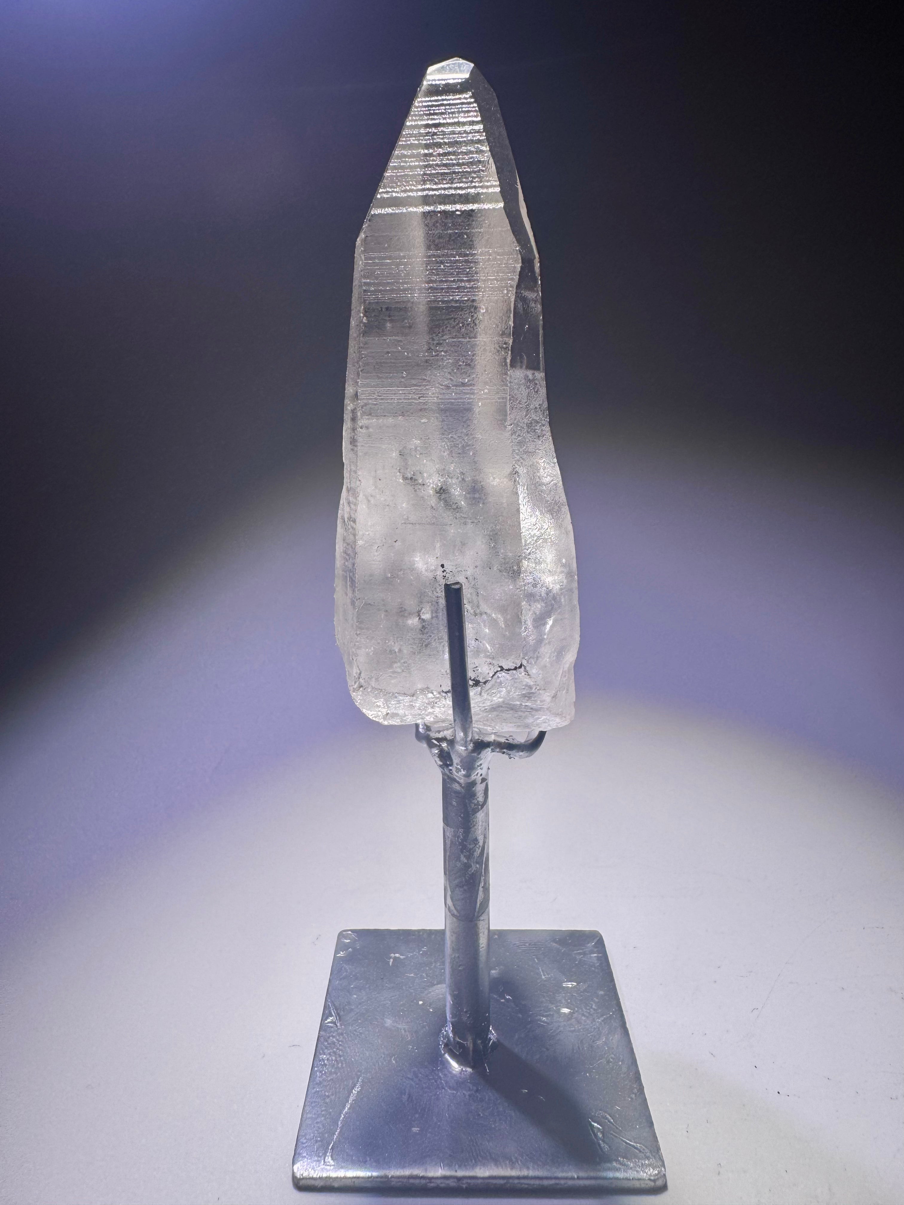 Lemurianer Kristallspitze 9,1 cm mit Silberständer – Transparent & naturbelassen aus Brasilien – 1A-Qualität