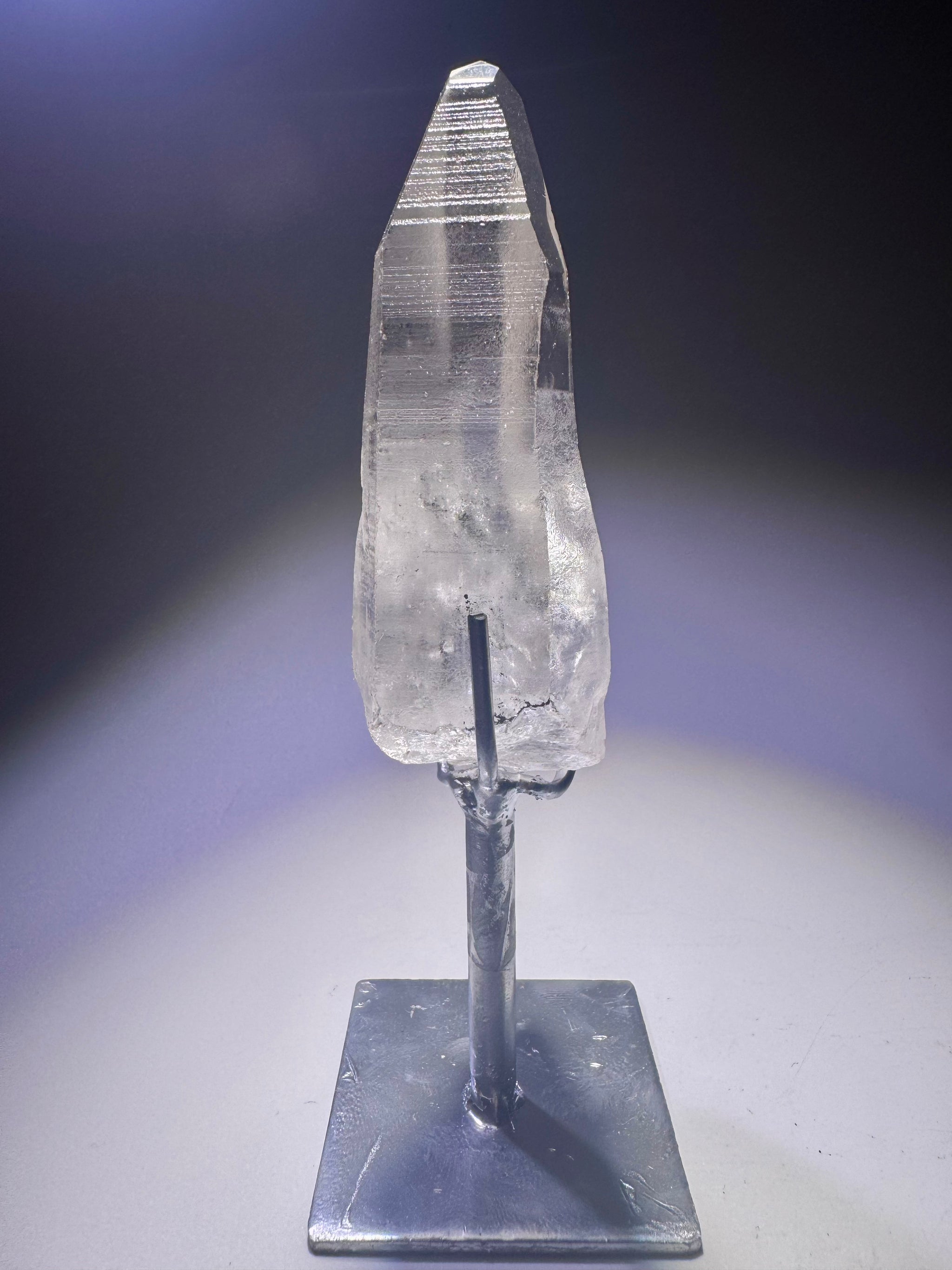 Lemurianer Kristallspitze 9,1 cm mit Silberständer – Transparent & naturbelassen aus Brasilien – 1A-Qualität