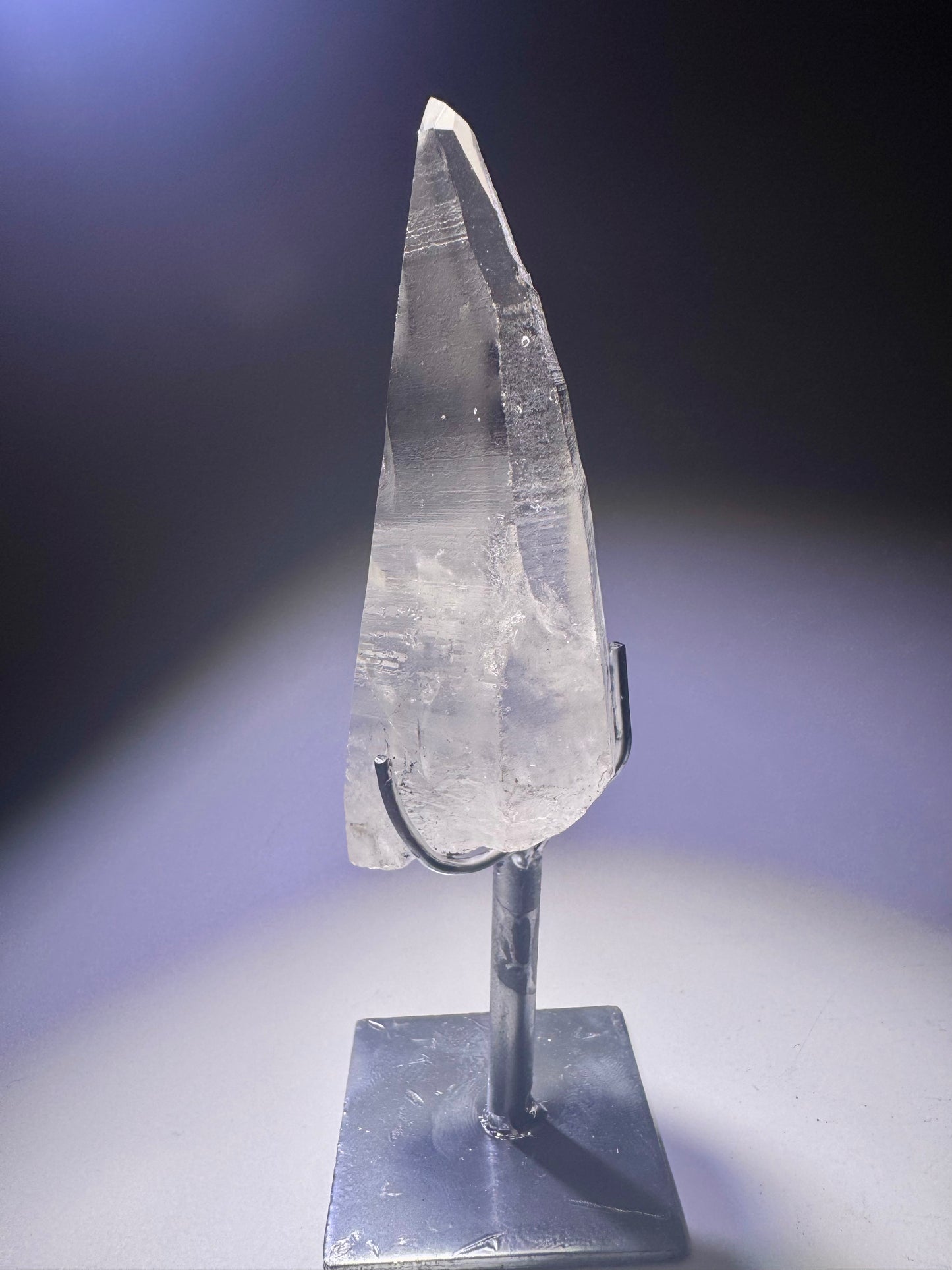 Lemurianer Kristallspitze 9,1 cm mit Silberständer – Transparent & naturbelassen aus Brasilien – 1A-Qualität