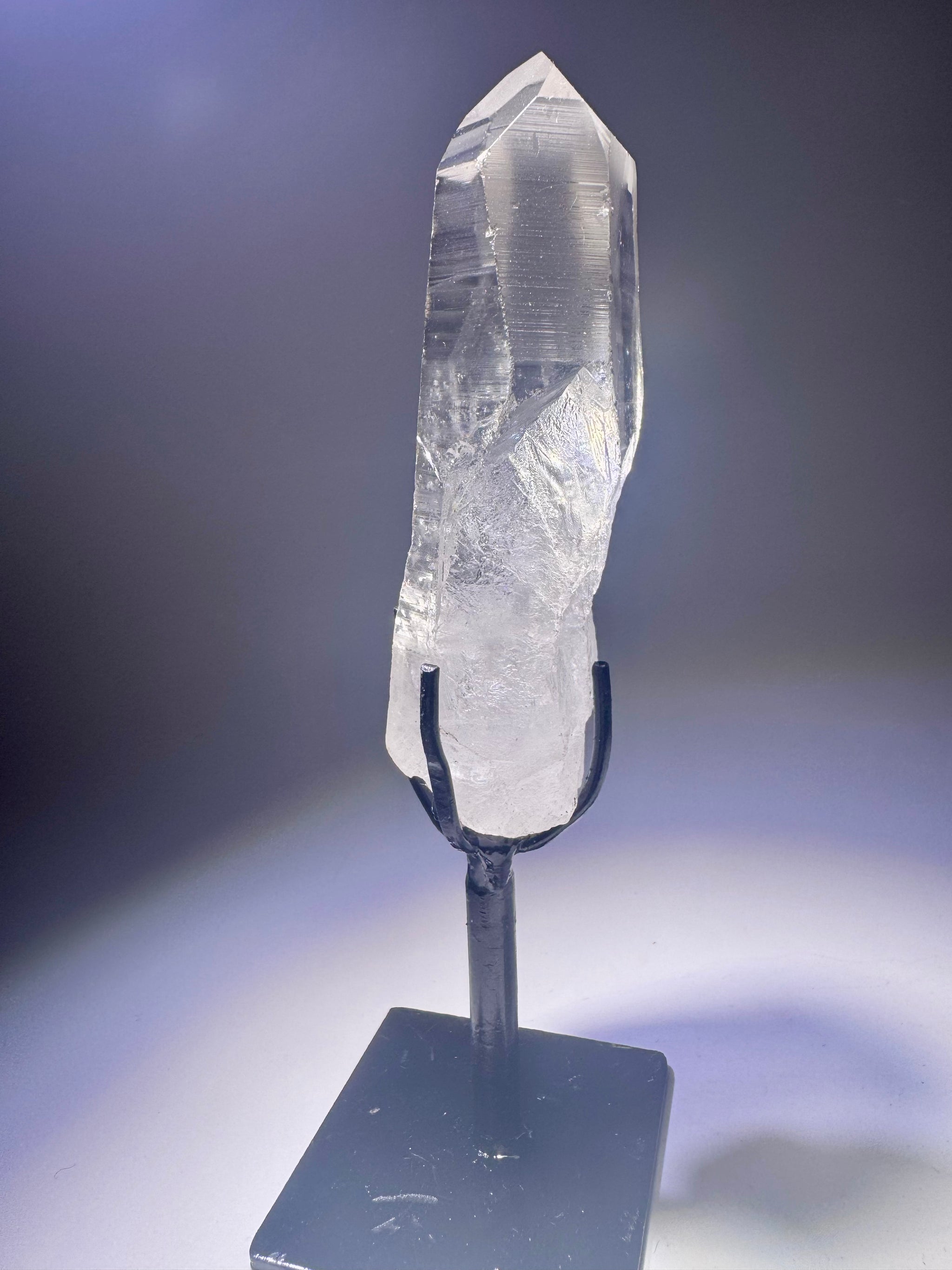 Lemurianer Kristallspitze 9 cm mit schwarzem Ständer – Transparent & naturbelassen aus Brasilien – 1A-Qualität