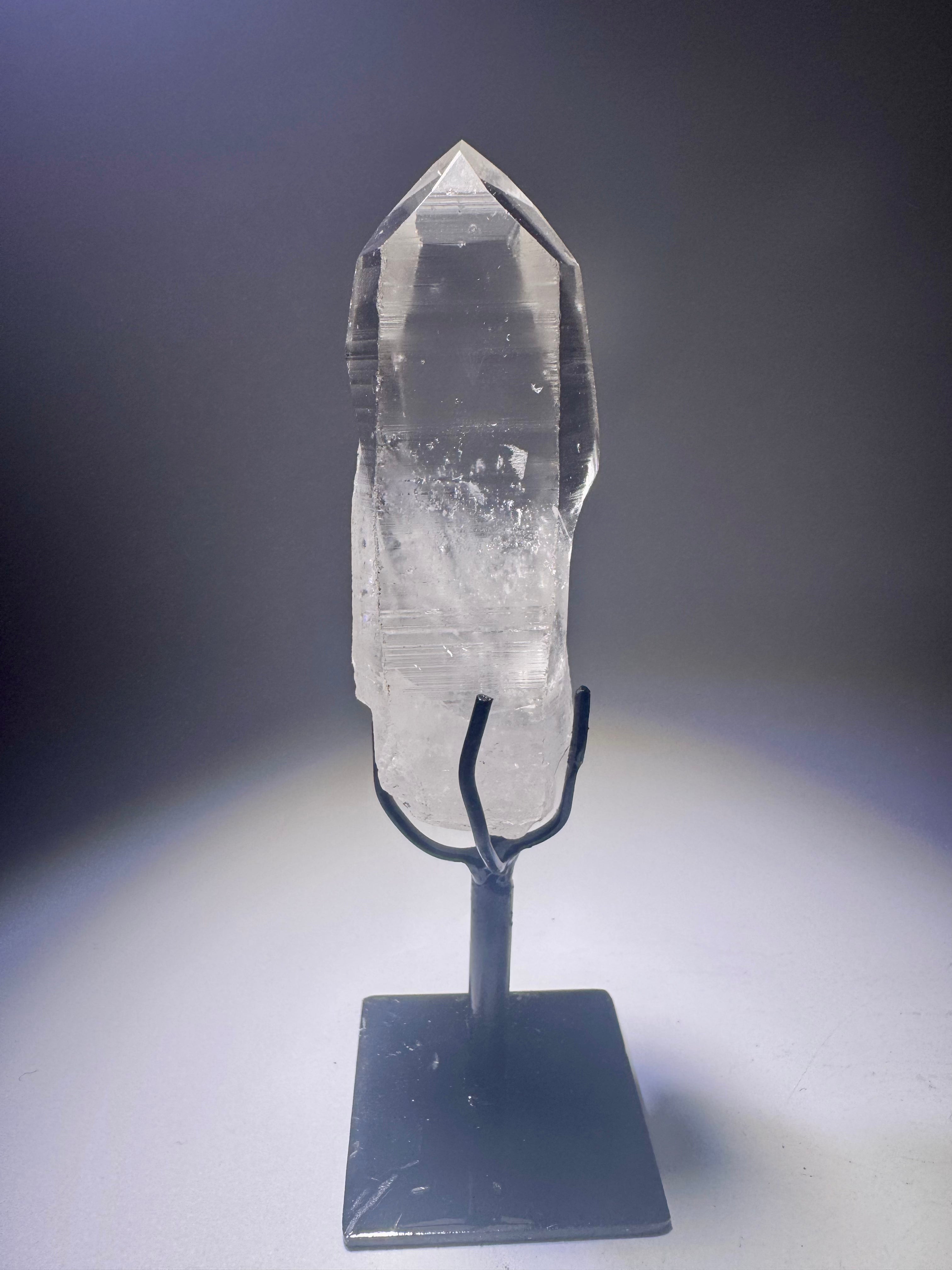 Lemurianer Kristallspitze 9 cm mit schwarzem Ständer – Transparent & naturbelassen aus Brasilien – 1A-Qualität
