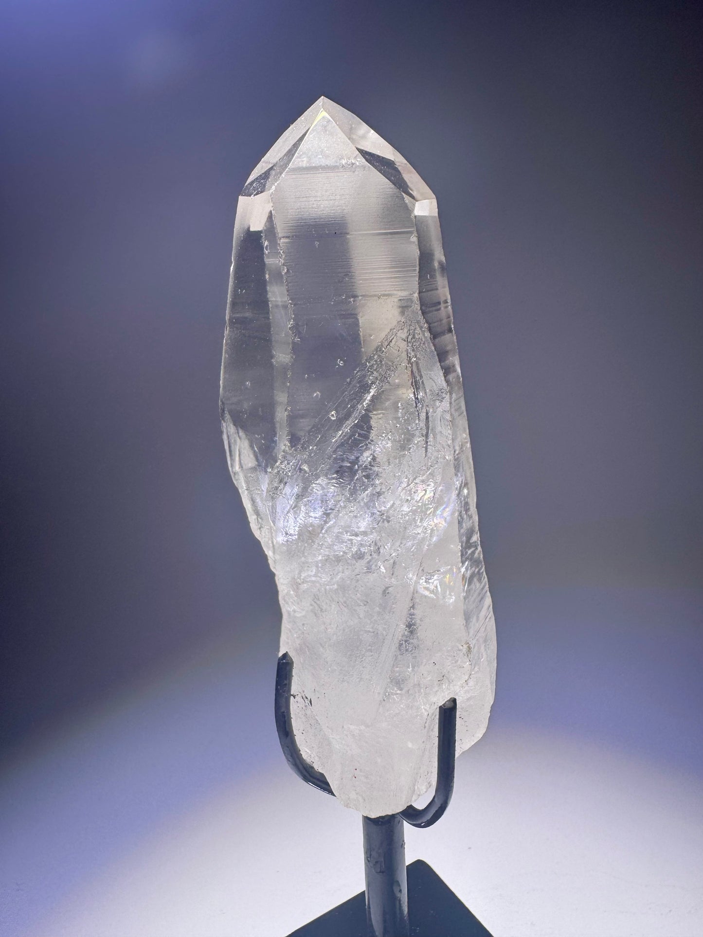 Lemurianer Kristallspitze 9 cm mit schwarzem Ständer – Transparent & naturbelassen aus Brasilien – 1A-Qualität