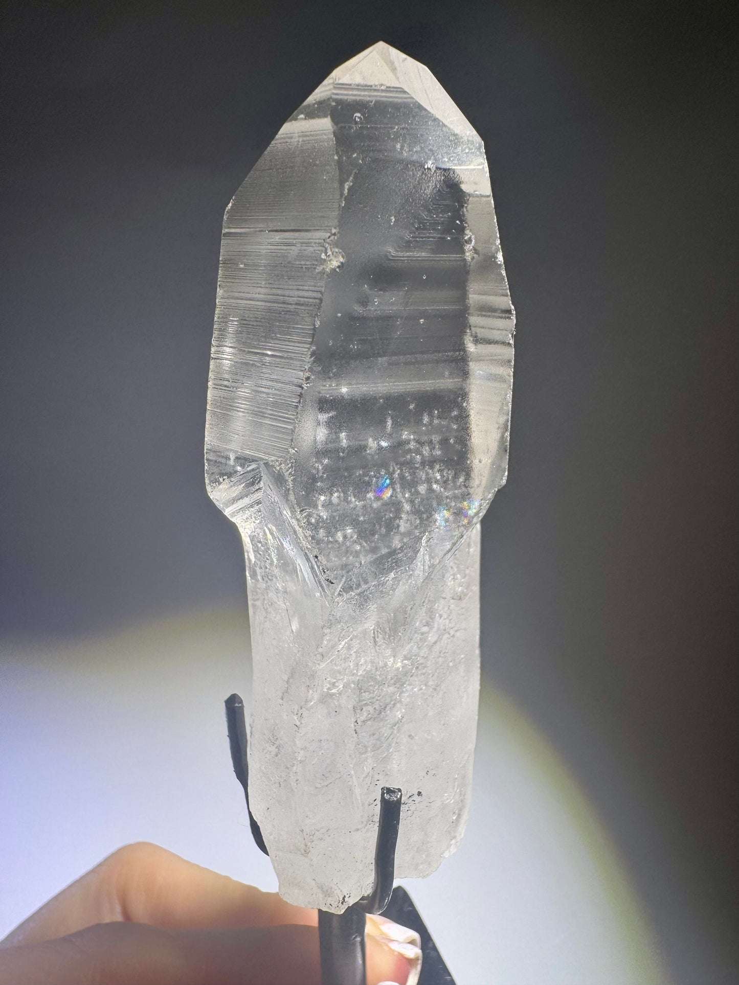 Lemurianer Kristallspitze 9 cm mit schwarzem Ständer – Transparent & naturbelassen aus Brasilien – 1A-Qualität