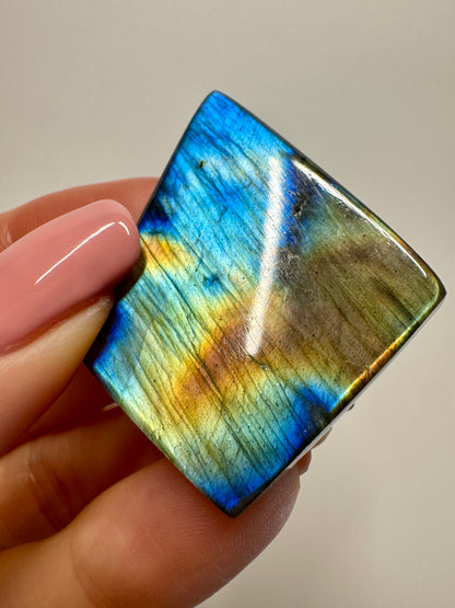 Exklusiver Labradorit mit faszinierendem Multicolor-Schimmer 🌈 - 4.5cm