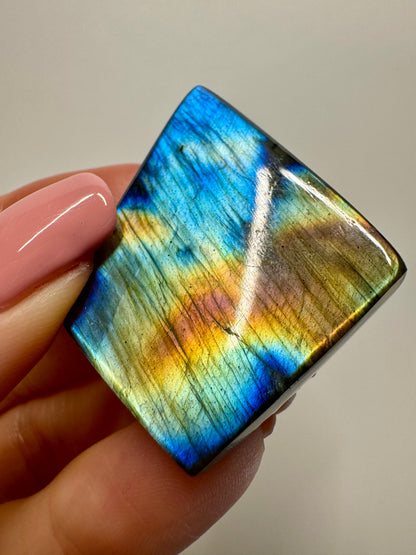 Exklusiver Labradorit mit faszinierendem Multicolor-Schimmer 🌈 - 4.5cm