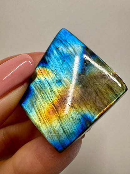 Exklusiver Labradorit mit faszinierendem Multicolor-Schimmer 🌈 - 4.5cm