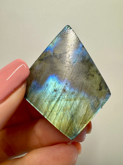 Exklusiver Labradorit mit faszinierendem Multicolor-Schimmer 🌈 - 4.5cm