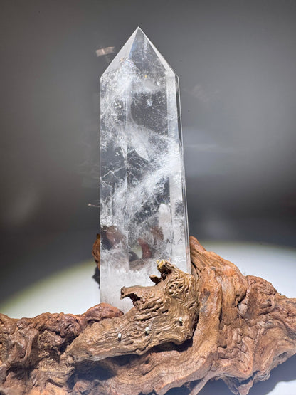 Bezaubernde Bergkristall Spitze Kristall 19 cm auf Wurzelständer