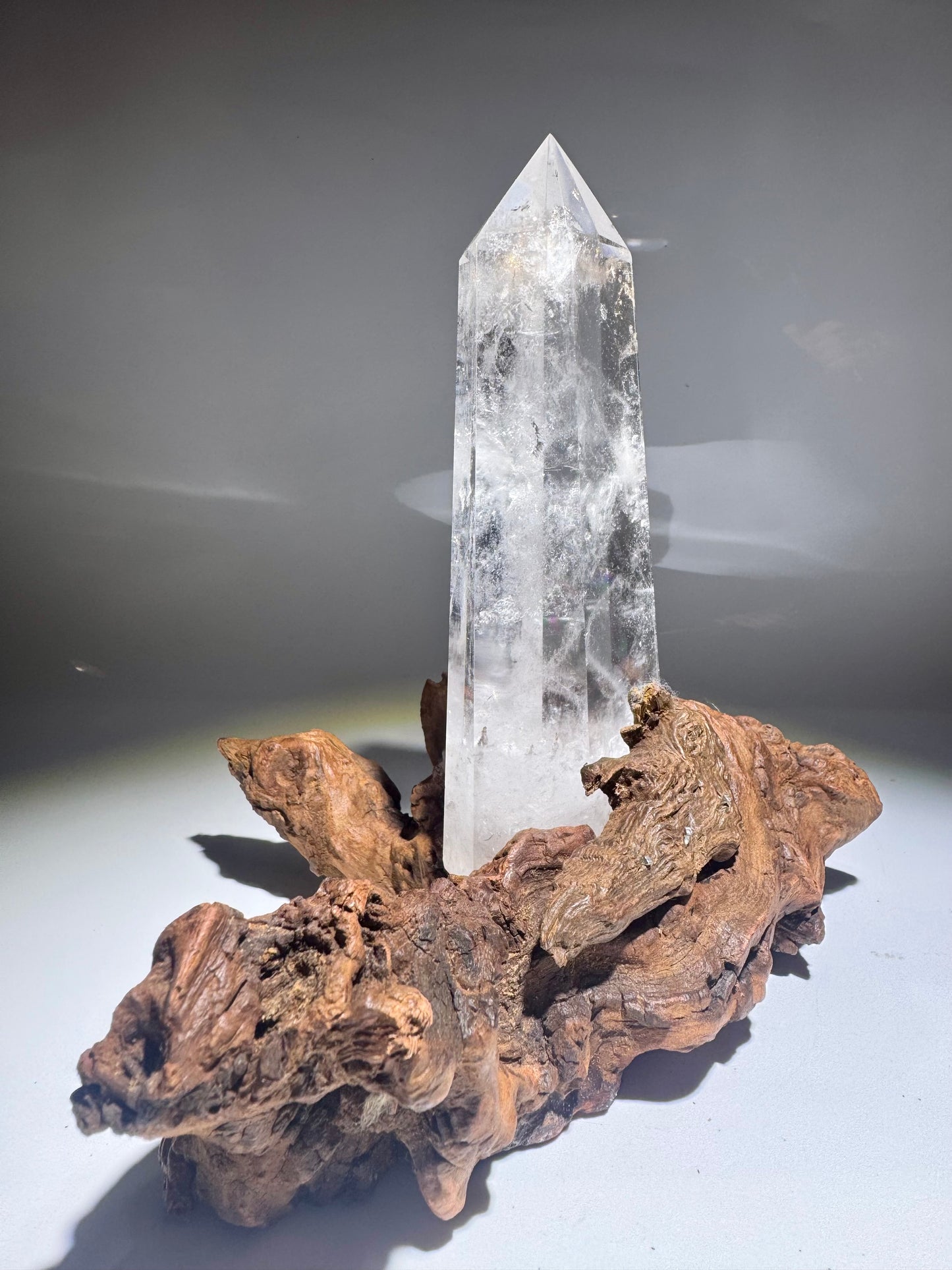 Bezaubernde Bergkristall Spitze Kristall 19 cm auf Wurzelständer