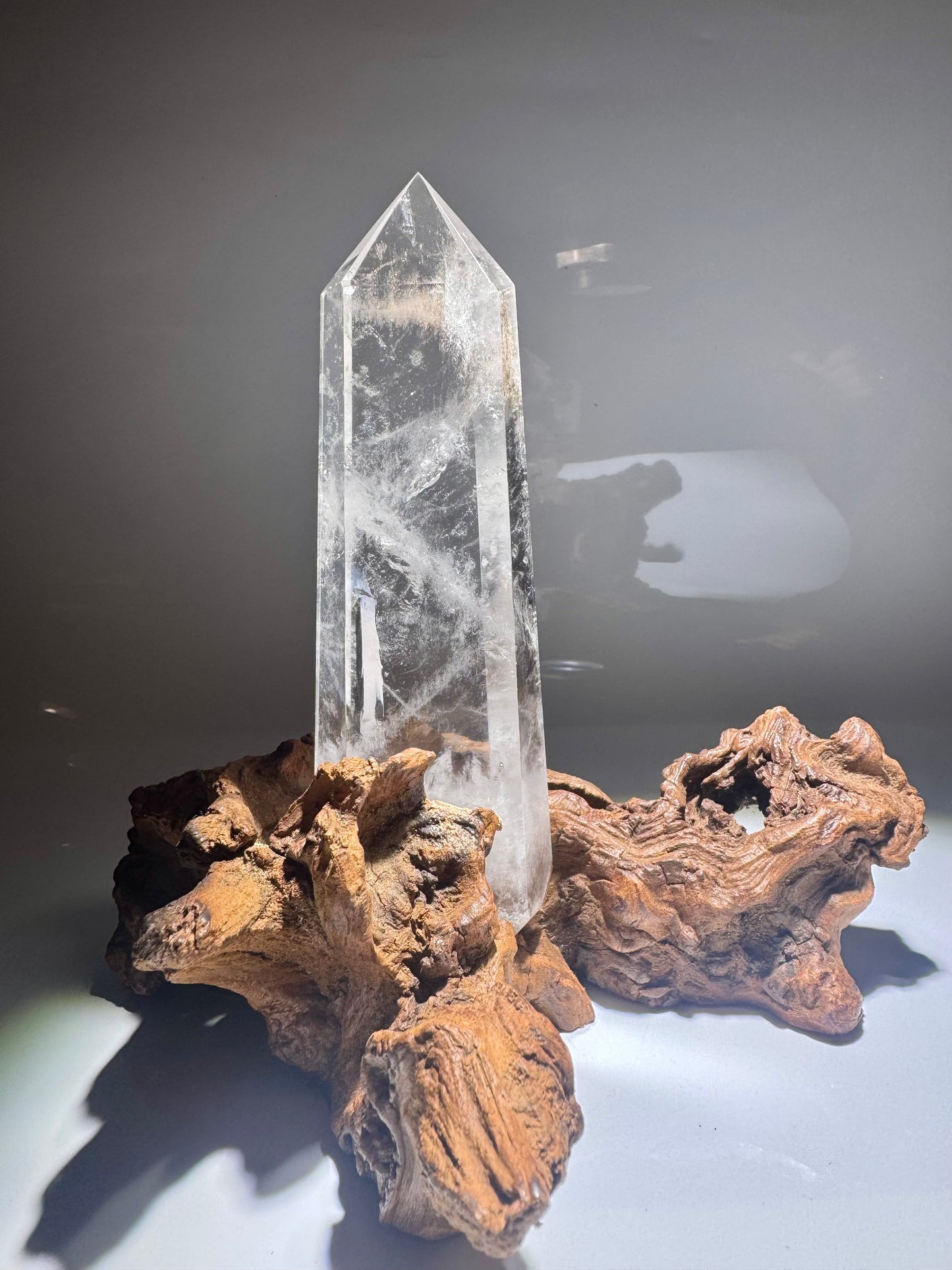 Bezaubernde Bergkristall Spitze Kristall 19 cm auf Wurzelständer