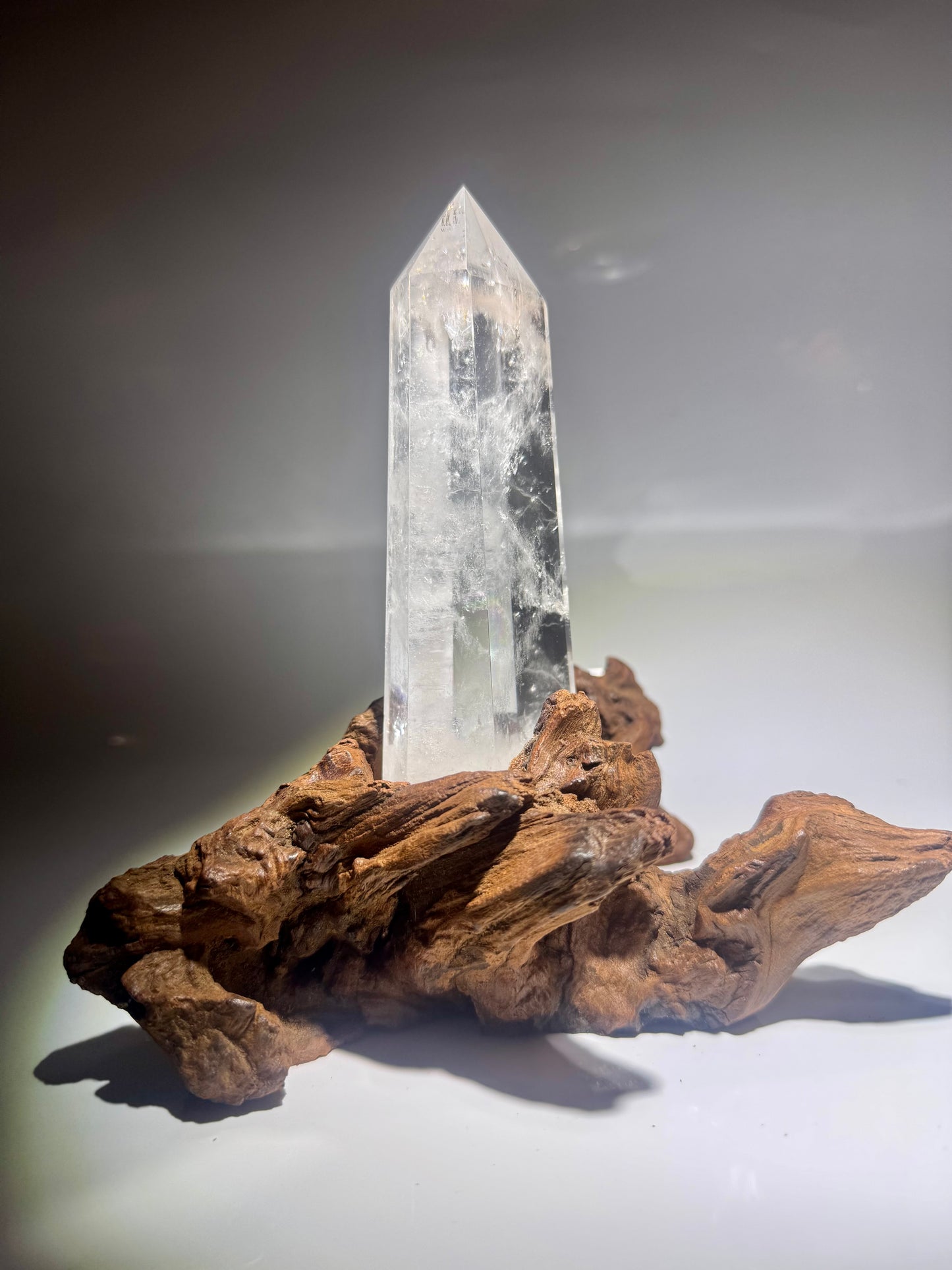 Bezaubernde Bergkristall Spitze Kristall 19 cm auf Wurzelständer