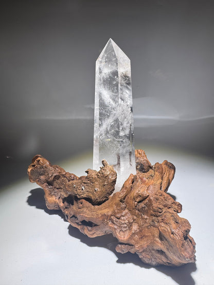 Bezaubernde Bergkristall Spitze Kristall 19 cm auf Wurzelständer