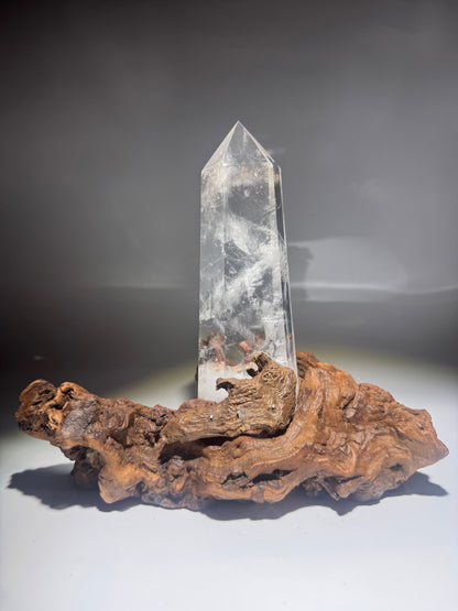 Bezaubernde Bergkristall Spitze Kristall 19 cm auf Wurzelständer