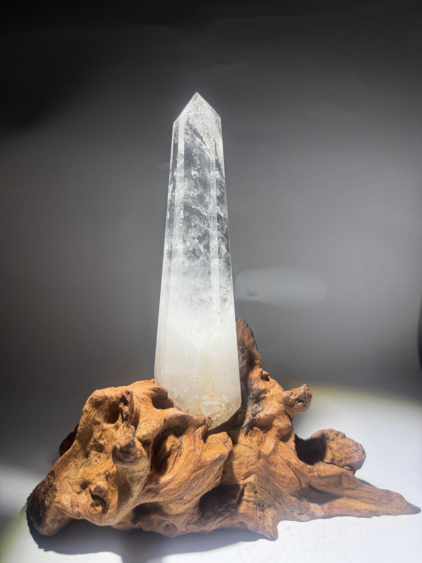 Exklusive Bergkristallspitze auf Wurzelständer – Licht & Klarheit 25.5cm