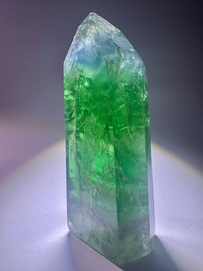 Seltene mintgrüne Fluoritspitze – 10.5 cm, 285 g – mit Phantomen aus Brasilien 💚✨
