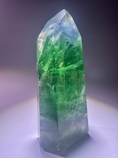 Seltene mintgrüne Fluoritspitze – 10.5 cm, 285 g – mit Phantomen aus Brasilien 💚✨
