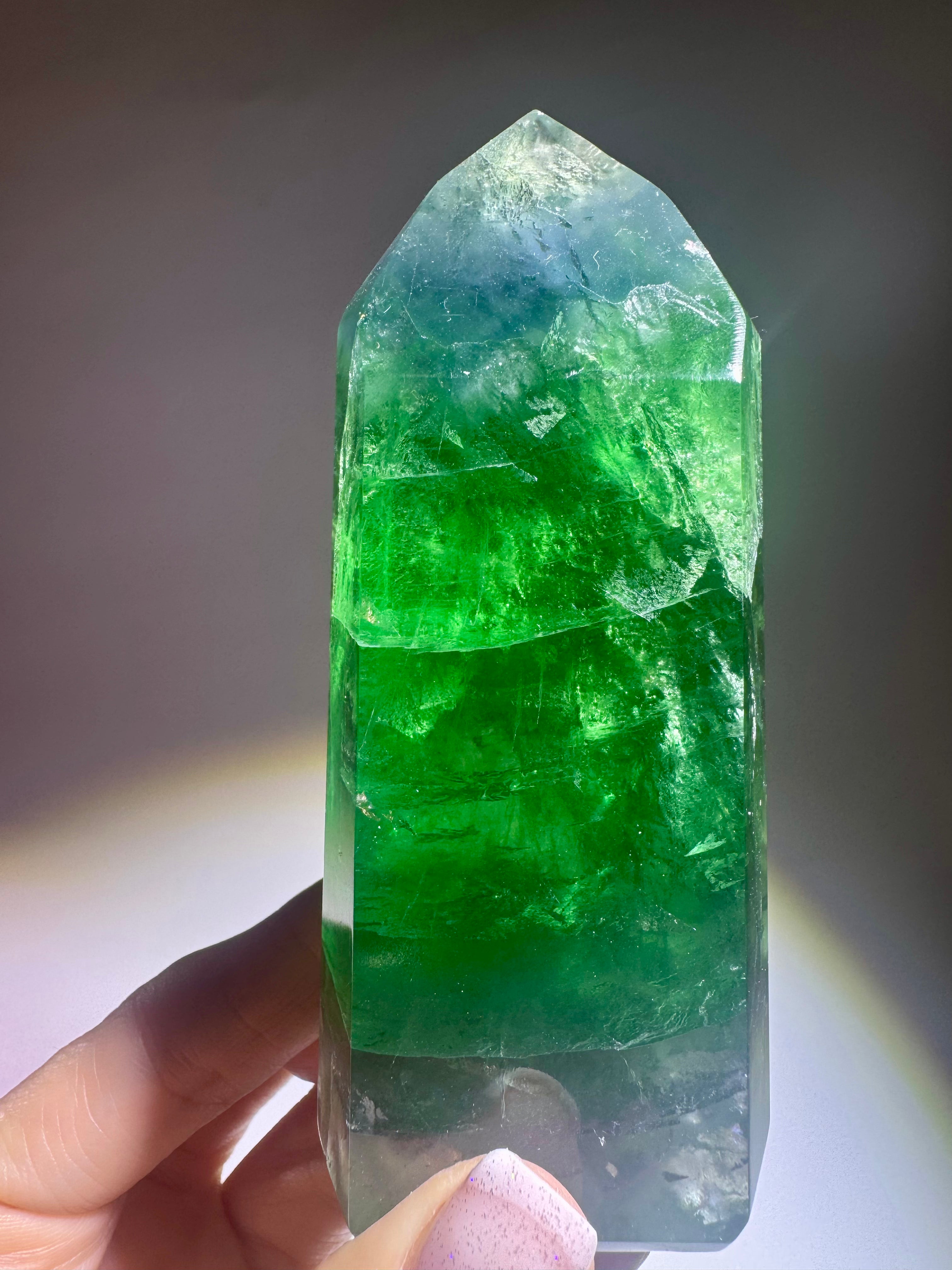 Seltene mintgrüne Fluoritspitze – 10.5 cm, 285 g – mit Phantomen aus Brasilien 💚✨