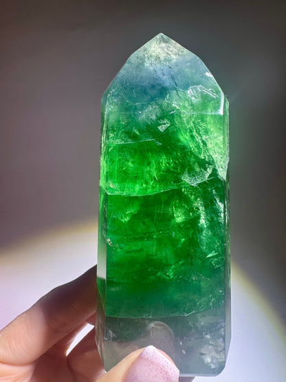Seltene mintgrüne Fluoritspitze – 10.5 cm, 285 g – mit Phantomen aus Brasilien 💚✨