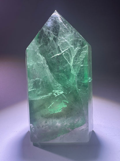 Mintgrüne Fluoritspitze mit Regenbogen & Phantomen – 8.2 cm, 202 g – seltene Rarität aus Brasilien 💚✨