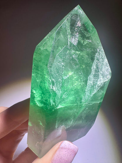 Mintgrüne Fluoritspitze mit Regenbogen & Phantomen – 8.2 cm, 202 g – seltene Rarität aus Brasilien 💚✨
