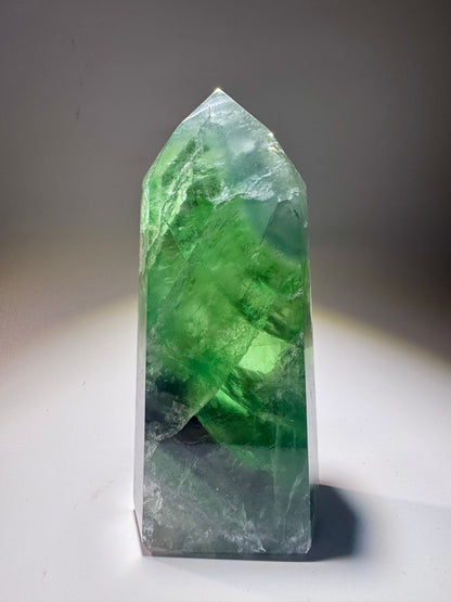 Grasgrüner Fluorit mit Regenbogen – 11 cm & 335 g – Premium Edelstein aus Brasilien 💚✨