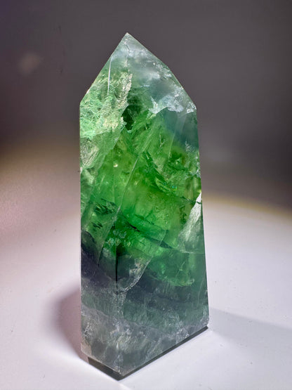 Grasgrüner Fluorit mit Regenbogen – 11 cm & 335 g – Premium Edelstein aus Brasilien 💚✨