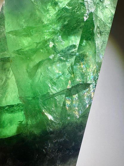 Grasgrüner Fluorit mit Regenbogen – 11 cm & 335 g – Premium Edelstein aus Brasilien 💚✨