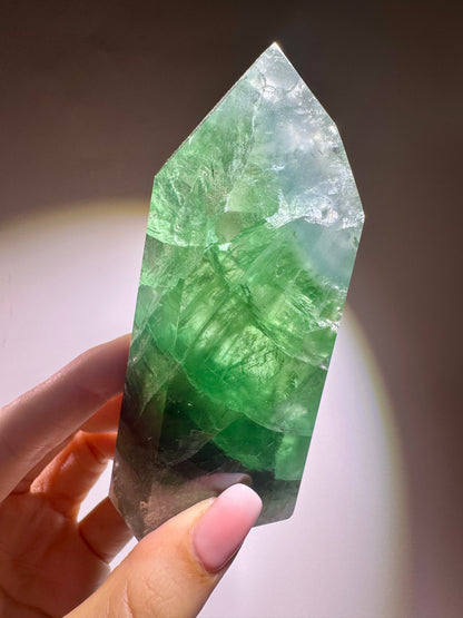 Grasgrüner Fluorit mit Regenbogen – 11 cm & 335 g – Premium Edelstein aus Brasilien 💚✨