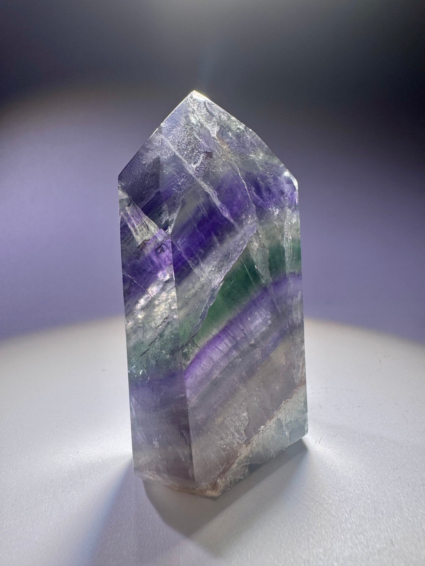 Transparente Fluoritspitze mit Phantomlinien – 5,5 cm, 54 g, 1A-Qualität mit funkelndem Innenleben aus Brasilien