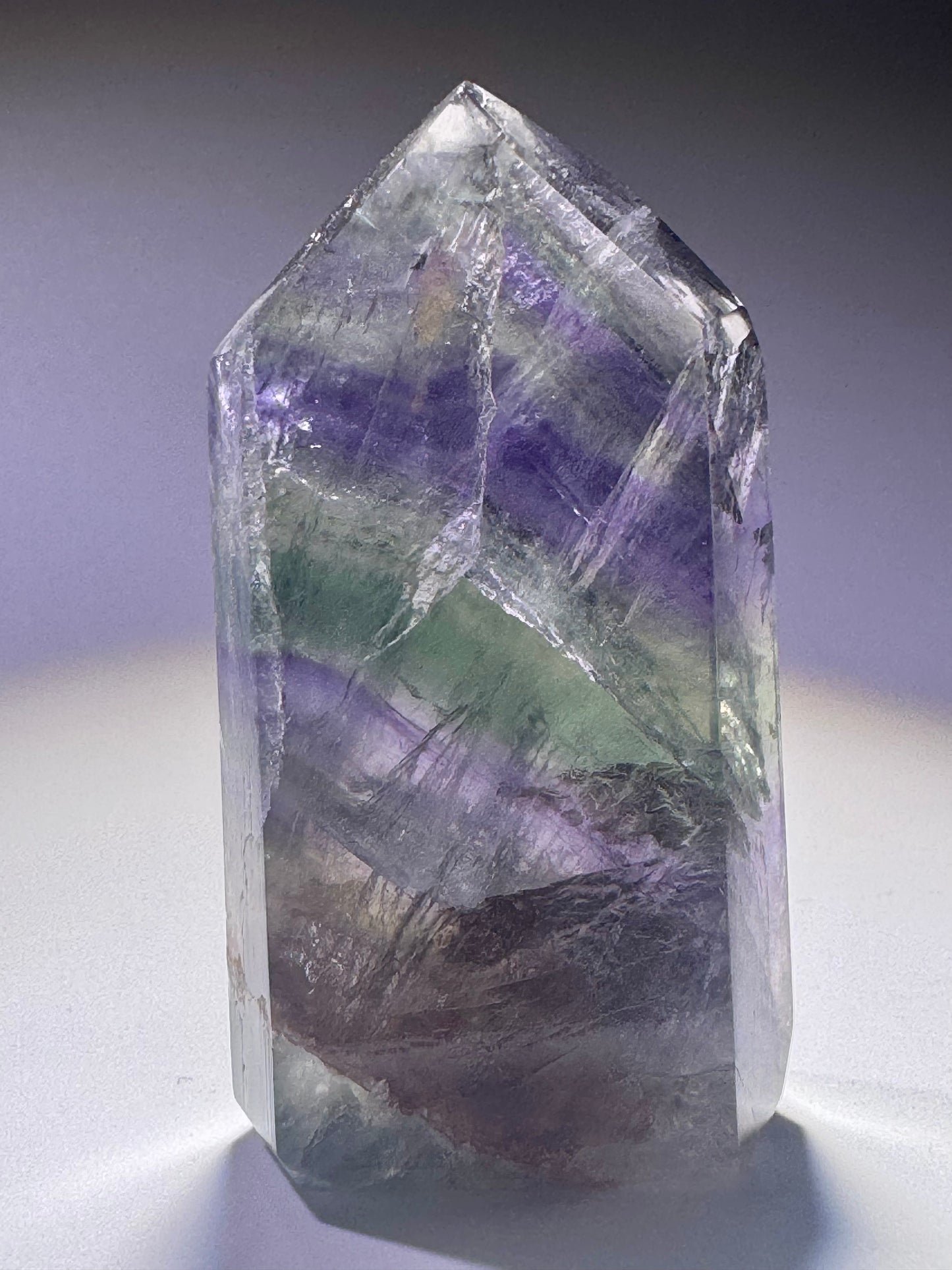 Transparente Fluoritspitze mit Phantomlinien – 5,5 cm, 54 g, 1A-Qualität mit funkelndem Innenleben aus Brasilien