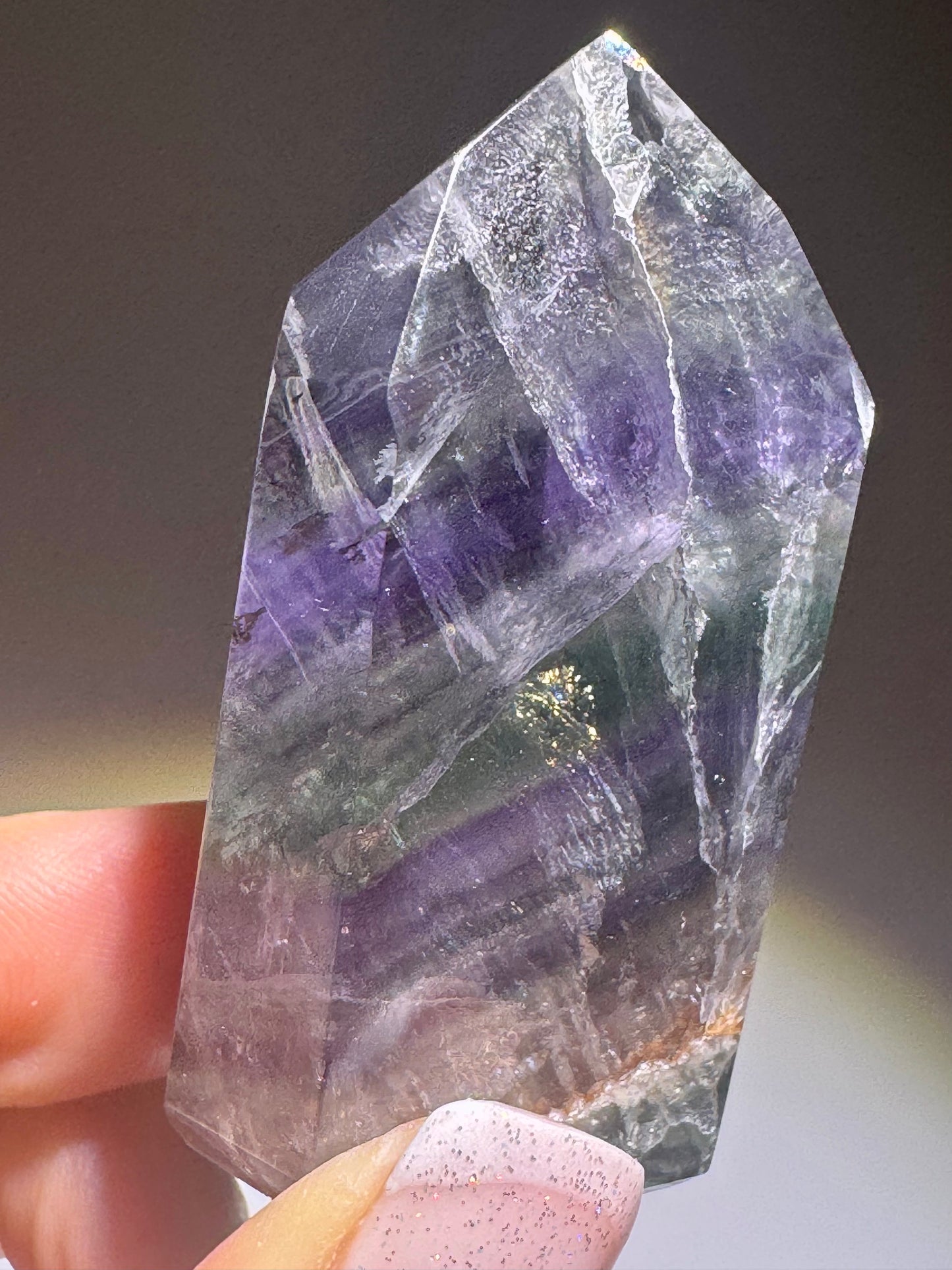 Transparente Fluoritspitze mit Phantomlinien – 5,5 cm, 54 g, 1A-Qualität mit funkelndem Innenleben aus Brasilien