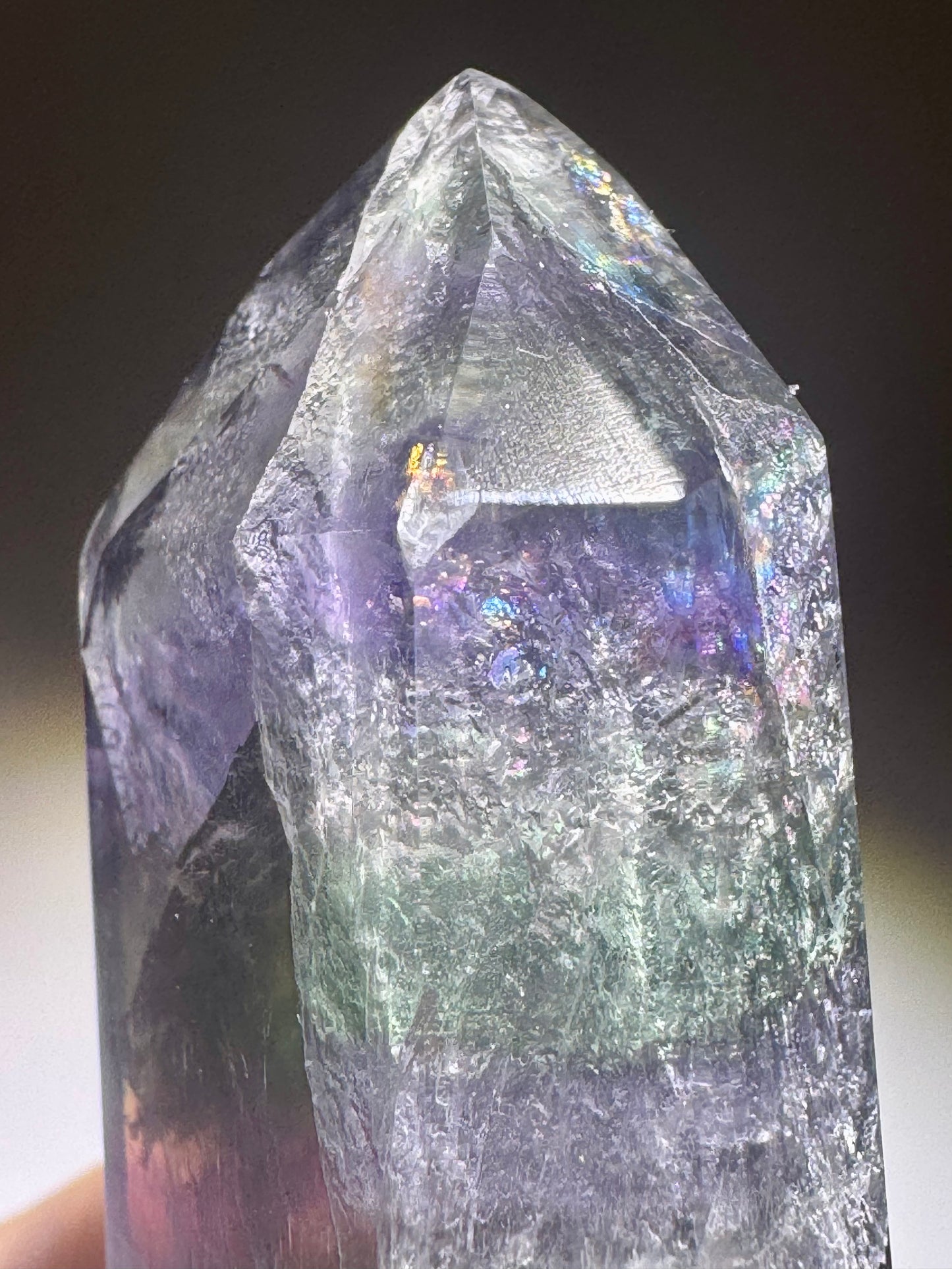 Transparente Fluoritspitze mit Phantomlinien – 5,5 cm, 54 g, 1A-Qualität mit funkelndem Innenleben aus Brasilien
