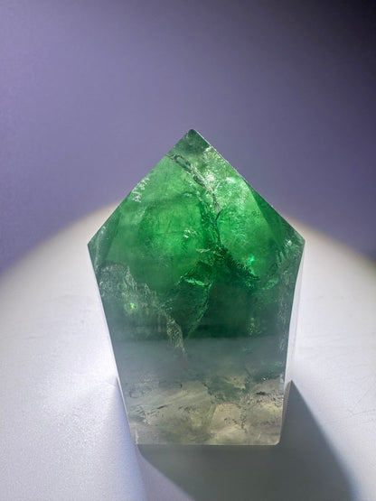 Grasgrüner Fluorit mit Regenbogen – 5,5 cm, 111 g, Premium Edelstein aus Brasilien mit Lichtspiel