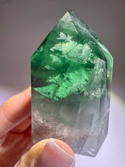 Grasgrüner Fluorit mit Regenbogen – 5,5 cm, 111 g, Premium Edelstein aus Brasilien mit Lichtspiel