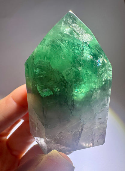 Grasgrüner Fluorit mit Regenbogen – 5,5 cm, 111 g, Premium Edelstein aus Brasilien mit Lichtspiel