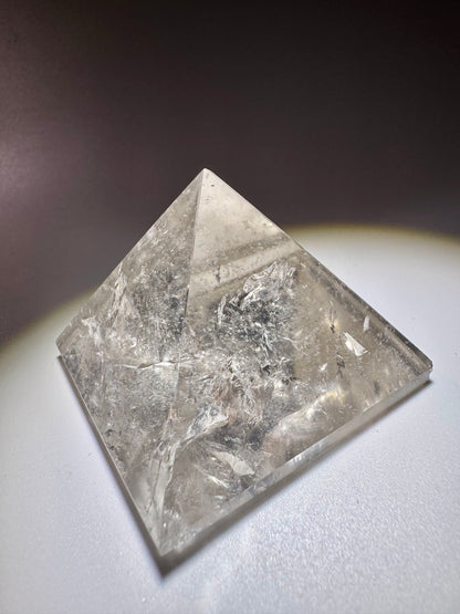 Bergkristallpyramide 4.7 cm – Extra klarer Quarz aus Brasilien mit Lichtenergie