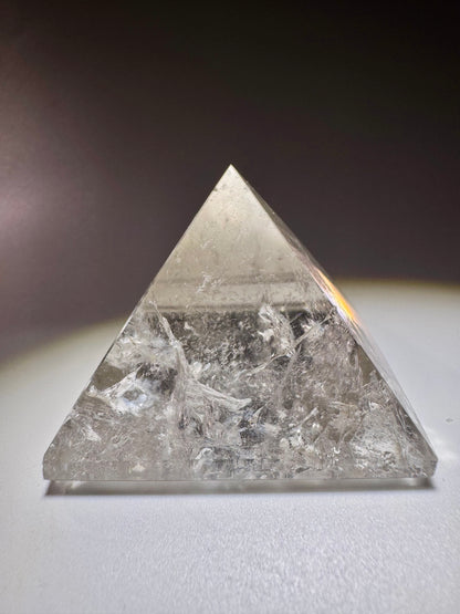 Bergkristallpyramide 4.7 cm – Extra klarer Quarz aus Brasilien mit Lichtenergie