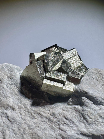 Pyrit-Würfel auf Matrix 10,5 cm – Edelstein aus Spanien